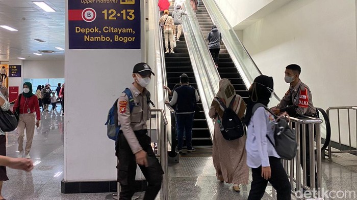 Eskalator di Stasiun Manggarai sudah beroperasi semua, 8 Juni 2022. (Annisa Rizky Fadhila/detikcom)