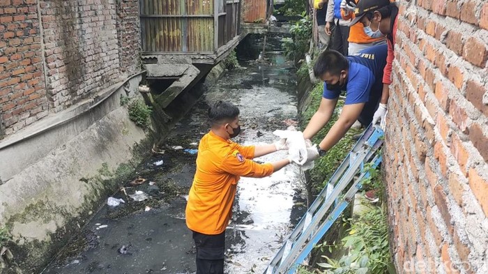 Evakuasi jasad bayi dari sungai