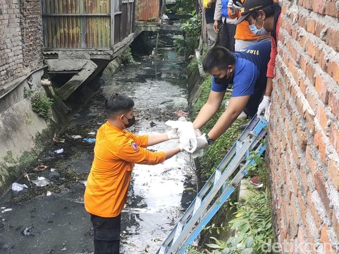 Evakuasi jasad bayi dari sungai
