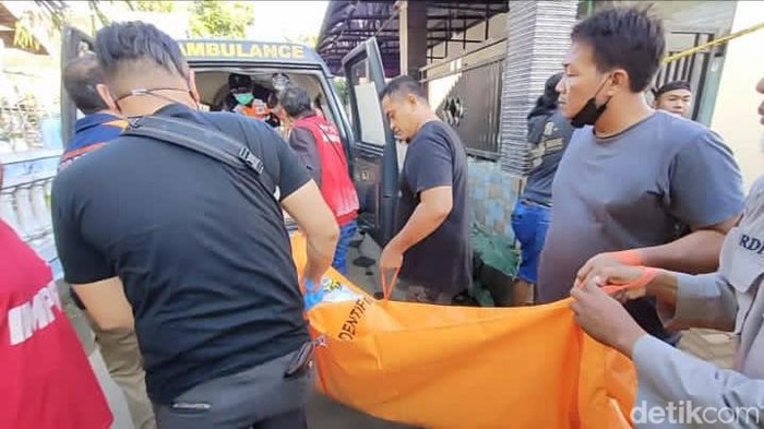 Evakuasi korban pembunuhan pensiunan RRI Madiun