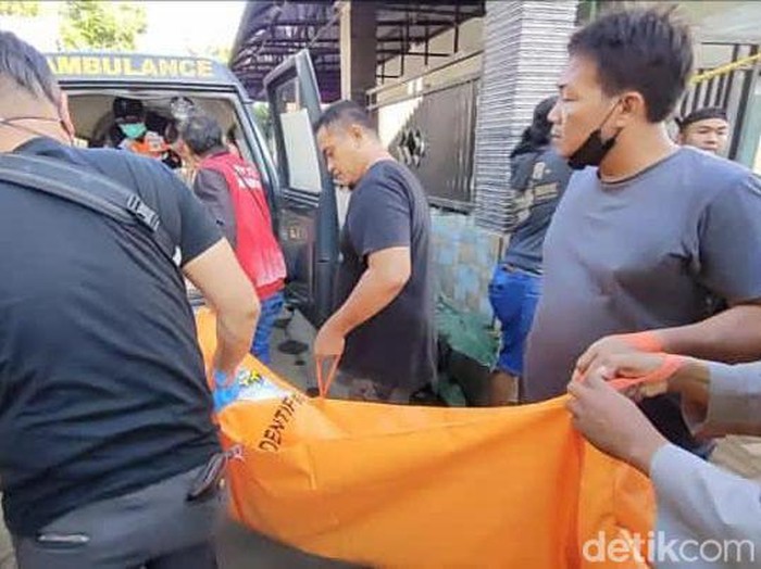 Evakuasi korban pembunuhan pensiunan RRI Madiun