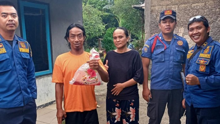 Evakuasi ular kobra pemangsa 2 burung peliharaan warga Bogor
