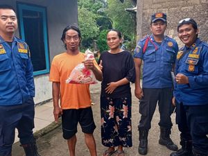 Damkar Bogor Tangkap Ular Kobra Pemangsa 2 Burung Peliharaan Warga