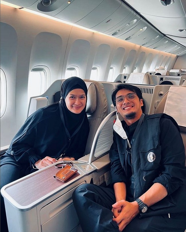 Ricky menyebutkan ia menemani sang ibu yang baru pertama kali menjalani ibadah umrah. Bismillah nemenin ibuku pertama kali umrah, doain yaa semoga pejalanan umrahnya lancar, diberi keselamatan, diberkahi dan kami sehat2 semuanya smpe balik lg ke jakarta 🙏🏼, tulis @rickyharun. Foto: Dok. Instagram @rickyharun.