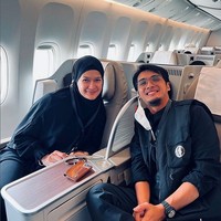 Ricky menyebutkan ia menemani sang ibu yang baru pertama kali menjalani ibadah umrah. Bismillah nemenin ibuku pertama kali umrah, doain yaa semoga pejalanan umrahnya lancar, diberi keselamatan, diberkahi dan kami sehat2 semuanya smpe balik lg ke jakarta 🙏🏼, tulis @rickyharun. Foto: Dok. Instagram @rickyharun.