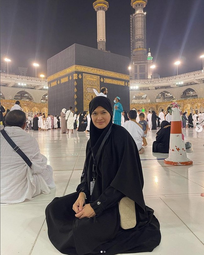 Model dan pemeran film ini merasa bersyukur karena bisa berada di Tanah Suci. Menggelitik dalam hati rasa ingin beribadah ke tempat suciMu, akhirnya terwujud. Alhamdulillah ya Allah🖤🤍, tulis akun Instagram @donnaharunofficial. Foto: Dok. Instagram @donnaharunofficial.