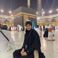 Model dan pemeran film ini merasa bersyukur karena bisa berada di Tanah Suci. Menggelitik dalam hati rasa ingin beribadah ke tempat suciMu, akhirnya terwujud. Alhamdulillah ya Allah🖤🤍, tulis akun Instagram @donnaharunofficial. Foto: Dok. Instagram @donnaharunofficial.