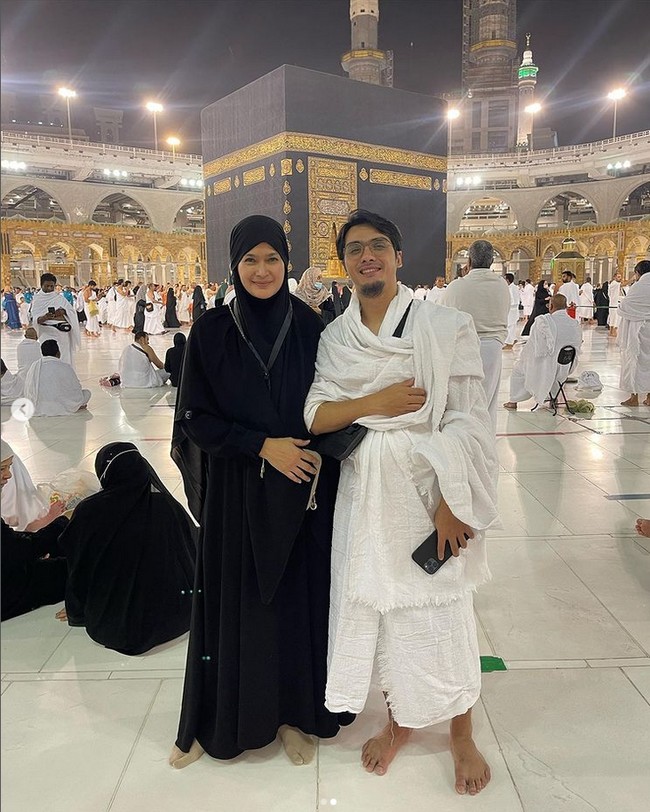 Donna Frederika Rubyanti, atau yang lebih dikenal dengan Donna Harun berangkat umrah bersama sang anak, Ricky Harun pada Minggu (29/5/2022). Penampilan Donna berhijab saat umrah mendapatkan pujian dari warganet.  Foto: Dok. Instagram @donnaharunofficial.