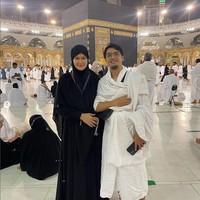 Donna Frederika Rubyanti, atau yang lebih dikenal dengan Donna Harun berangkat umrah bersama sang anak, Ricky Harun pada Minggu (29/5/2022). Penampilan Donna berhijab saat umrah mendapatkan pujian dari warganet.  Foto: Dok. Instagram @donnaharunofficial.