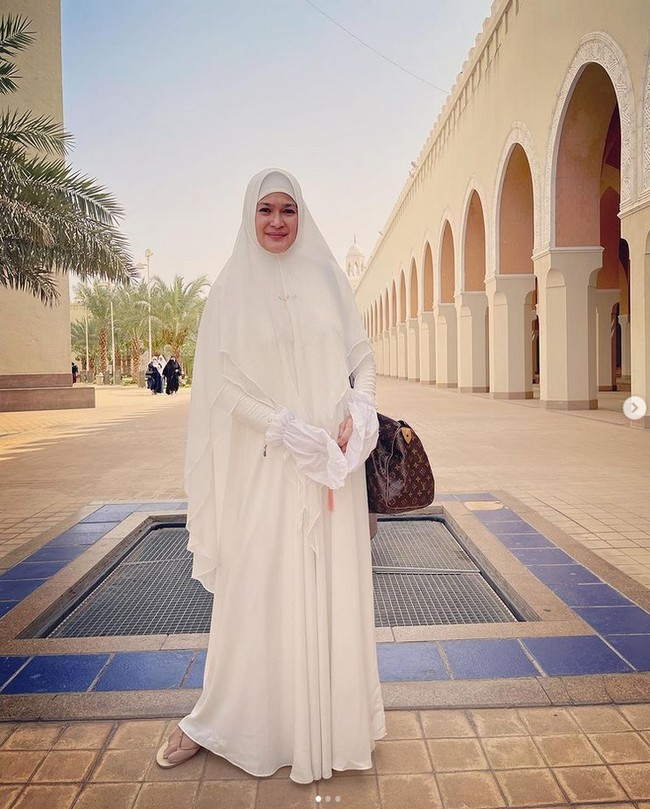 Selama berada di Tanah Suci, Donna Harun tampil anggun dengan memakai hijab syari bernuansa serba putih. Ia memakai khimar dari SiSeSa Indonesia.  Foto: Dok. Instagram @donnaharunofficial.