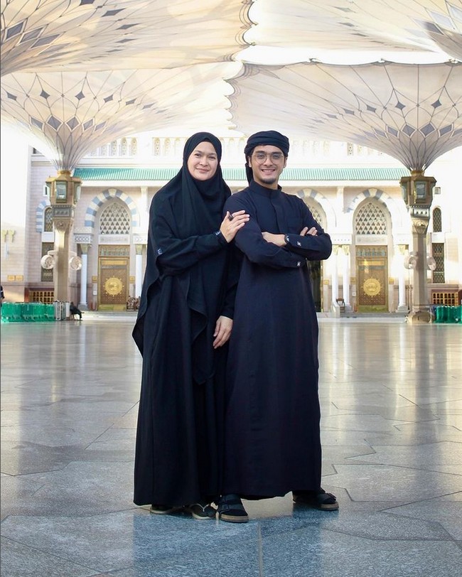 Donna Harun mengunggah foto bersama dengan Ricky Harun di Tanah Suci. Warganet salfok dan mengatakan Donna mirip dengan istri Ricky, Herfiza. Jadi mirip sama menantunya ❤️❤️, kata akun @restiwisari. Kok mirip banget sama Herfiza yaa disini mama Donna🥰, takjub akun @denisasains. Mirip istrinya ya, timpal akun @dellya_sulianti. Foto: Dok. Instagram @donnaharunofficial.