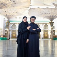 Donna Harun mengunggah foto bersama dengan Ricky Harun di Tanah Suci. Warganet salfok dan mengatakan Donna mirip dengan istri Ricky, Herfiza. Jadi mirip sama menantunya ❤️❤️, kata akun @restiwisari. Kok mirip banget sama Herfiza yaa disini mama Donna🥰, takjub akun @denisasains. Mirip istrinya ya, timpal akun @dellya_sulianti. Foto: Dok. Instagram @donnaharunofficial.