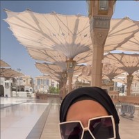 Wanita kelahiran 21 Februari 1968 itu menggunakan cadar dilengkapi dengan kacamata saat sedang berjalan di sekitar Masjid Nabawi. Menikamati jalan sendiri menuju pintu di mana shalat dhuhur akan dimulai🖤🖤🖤, tulis Donna.  Foto: Dok. Instagram @donnaharunofficial.