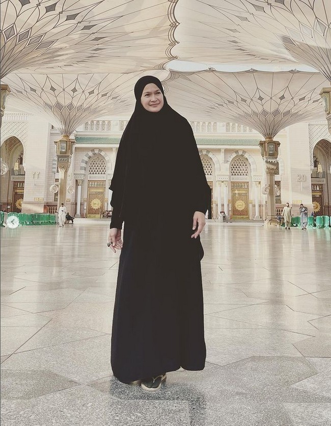 Penampilan Donna berhijab saat umrah mendapatkan pujian dari warganet. @rickyharun semoga setelah pulang dari mekkah ibu nya ka @rickyharun jadi pake hijab kaya mantu nya yg cantik semoga yah ibu @donnaharunofficial cantik makin adem liat ibu pake hijab syari kaya gtu masya allah luar biasa bu, ucap akun @leni.maesaroh.5. Bagusan pakai hijab gini👍👍👍, ucap akun @andidarwi.  Foto: Dok. Instagram @donnaharunofficial.