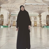 Penampilan Donna berhijab saat umrah mendapatkan pujian dari warganet. @rickyharun semoga setelah pulang dari mekkah ibu nya ka @rickyharun jadi pake hijab kaya mantu nya yg cantik semoga yah ibu @donnaharunofficial cantik makin adem liat ibu pake hijab syari kaya gtu masya allah luar biasa bu, ucap akun @leni.maesaroh.5. Bagusan pakai hijab gini👍👍👍, ucap akun @andidarwi.  Foto: Dok. Instagram @donnaharunofficial.