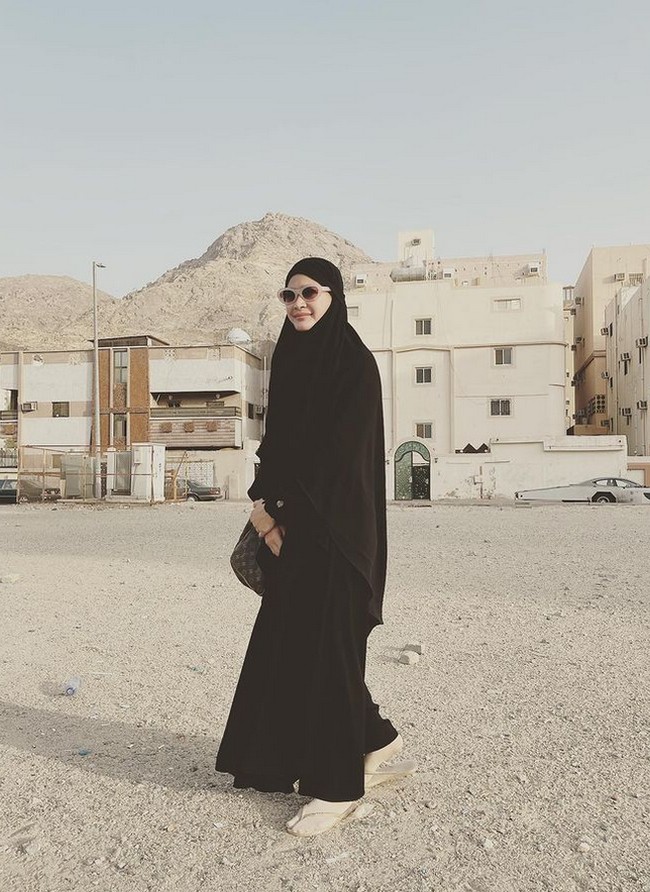 Selain memuji penampilannya yang berhijab, warganet juga kagum dengan Donna Harun yang awet muda dan tetap memesona tanpa menggunakan makeup. Penampilannya yang sederhana dan simple membuat banyak mendapatkan pujian. Foto: Dok. Instagram @donnaharunofficial.