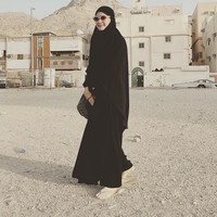 Selain memuji penampilannya yang berhijab, warganet juga kagum dengan Donna Harun yang awet muda dan tetap memesona tanpa menggunakan makeup. Penampilannya yang sederhana dan simple membuat banyak mendapatkan pujian. Foto: Dok. Instagram @donnaharunofficial.