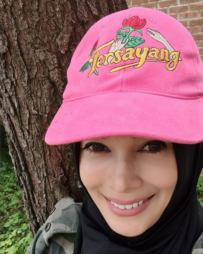 Jihan Fahira mengunggah kenangan dalam sinetron Tersayang, yaitu topi warna pink tulisan Tersayang yang populer di era 90-an. Kirain sudah gak akan bisa pakai topi ini lagi 🧢 ternyata dikirimin sm @jihanfahira_fanbase😘 Terima kasih banyak adek Rina sudah kirim topi pinknya, sudah memberikan memori mudaku dulu😂.. Hepi ahad untuk Kau yang Tersayang😊😚, tulis Jihan di akun Instagramnya. Foto: Dok. Instagram @jihanfahirareal.