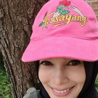 Jihan Fahira mengunggah kenangan dalam sinetron Tersayang, yaitu topi warna pink tulisan Tersayang yang populer di era 90-an. Kirain sudah gak akan bisa pakai topi ini lagi 🧢 ternyata dikirimin sm @jihanfahira_fanbase😘 Terima kasih banyak adek Rina sudah kirim topi pinknya, sudah memberikan memori mudaku dulu😂.. Hepi ahad untuk Kau yang Tersayang😊😚, tulis Jihan di akun Instagramnya. Foto: Dok. Instagram @jihanfahirareal.