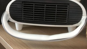 Ini alat pemanas portable, tapi kenapa pegangannya malah di depannya persis ya. Foto: Brightside