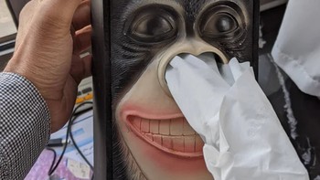 Unik nih, tempat tisu bentuk gorilla. Foto: Brightside
