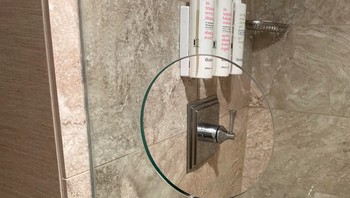 Kamar mandi di hotel ada bagian yang berlubang, begitu air shower dinyalakan jadi banjir ke mana-mana dong. Foto: Brightside