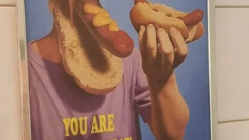 Sesuai tulisan di bajunya Kamu adalah apa yang kamu makan Foto: Brightside