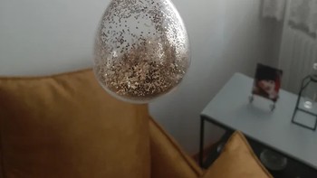 Glitter pada jam pasir ini menutupi bagian dalamnya. Foto: Brightside