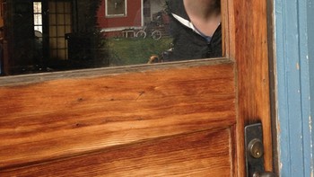 Kebalik nih, malah dari luar yang bisa lihat ke dalam ruangan. Foto: Brightside