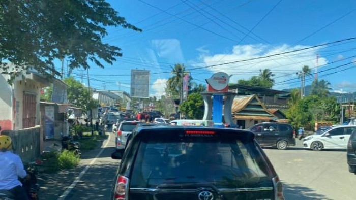Gempa Mamuju M 5,8 membuat warga mengevakuasi diri ke arah pegunungan hingga membuat jalanan macet (Dok. Istimewa).