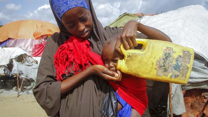 Gizi Buruk hingga Kematian Intai Anak-anak Somalia A Somali mother recently-displaced by drought holds her malnourished baby at a malnutrition stabilization center run by Action against Hunger, in Mogadishu, Somalia Sunday, June 5, 2022. Deaths have begun in the region's most parched drought in decades and previously unreported data show nearly 450 deaths this year at malnutrition treatment centers in Somalia alone. (AP Photo/Farah Abdi Warsameh)