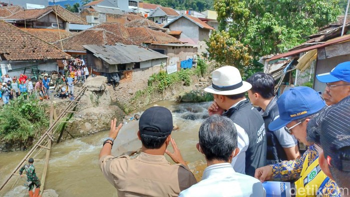 Gubernur Jabar Ridwan Kamil saat meninjau lokasi  banjir bandang di Ciwidey.