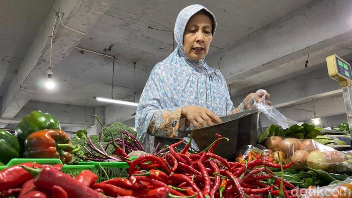 Harga cabai rawit di Bandung tembus Rp 100 ribu per kilogram.