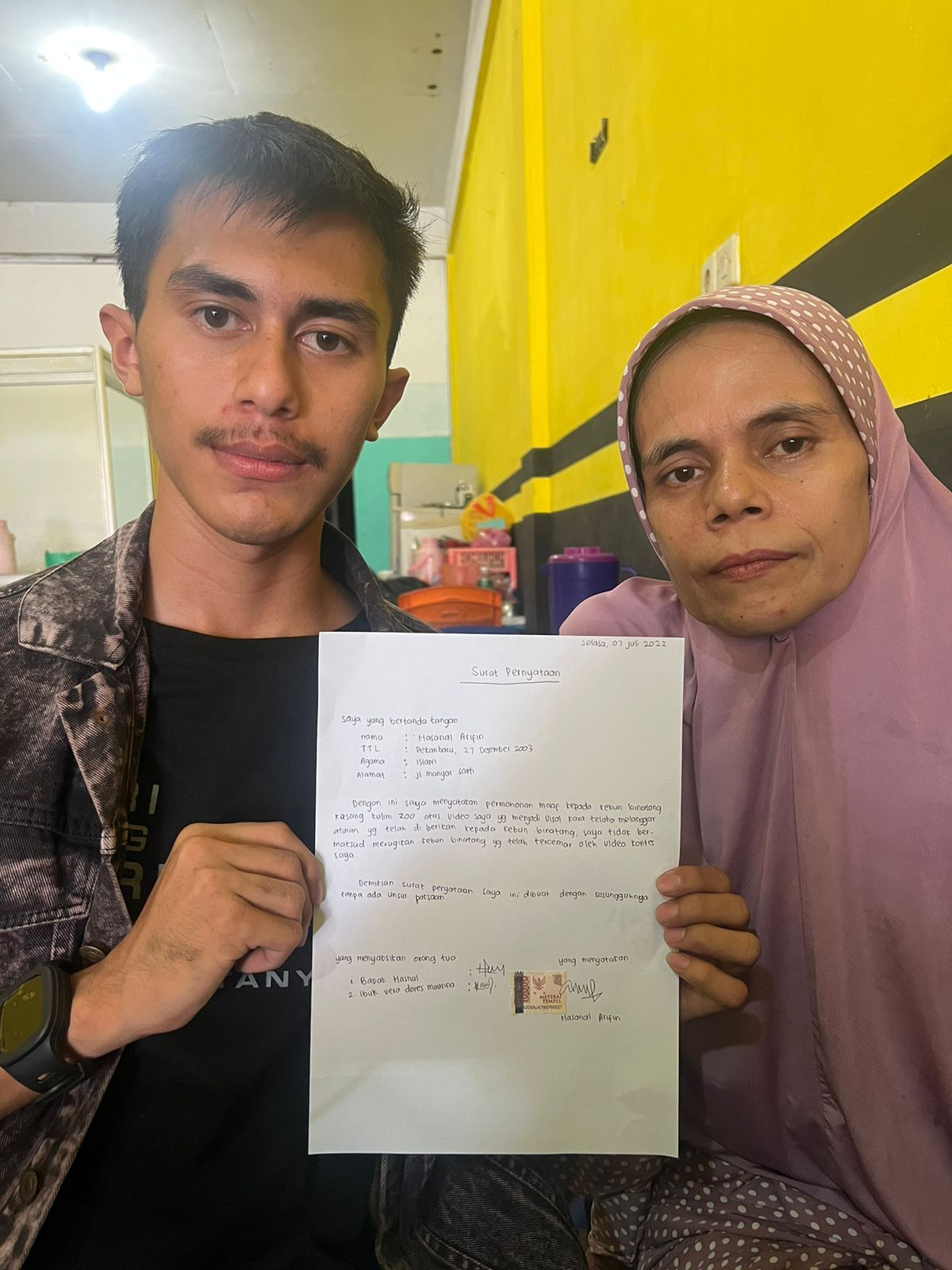 Hasanal Arifin ditemani ibunya saat menyampaikan permohonan maaf