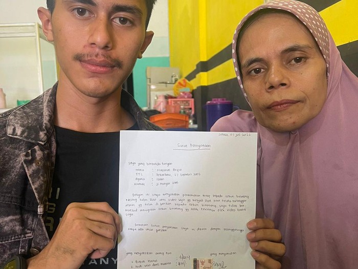 Hasanal Arifin ditemani ibunya saat menyampaikan permohonan maaf
