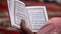 Acara dibuka dengan membacakan surat Yasin.