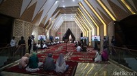 Taufiq Kiemas adalah mantan Ketua MPR yang juga suami Ketum PDIP Megawati Soekarnoputri dan ayah dari Puan Maharani.