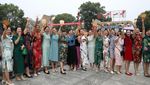 Emak-emak Heboh Semangati Anaknya Ikut Tes Masuk Universitas di China