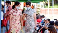 Para orang tua menunggu anak mereka menyelesaikan ujian masuk perguruan tinggi nasional di luar lokasi ujian yang berada di kawasan Tongling, Provinsi Anhui, China, Selasa (7/6/2022). (Guo Shining/VCG/Getty Images).  