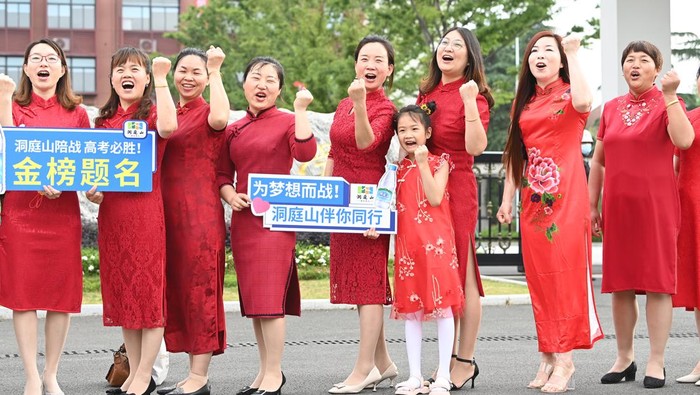 Jutaan siswa sekolah menengah di China mengikuti ujian masuk perguruan tinggi tahunan. Guna menyemangati sang anak, para orang tua berdatangan ke lokasi ujian.
