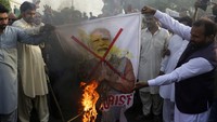 Poster PM Narendra Modi ikut dibakar massa.  Sharma tercatat menjadi jubir partai tempat Modi berkuasa, Partai Bharatiya Janata Party (BJP). Partai menyatakan telah memberikan sanksi untuk Sharma.