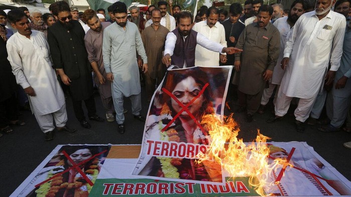 Hina Nabi Muhammad, Poster Nupur Sharma Dibakar Warga Members of a rickshaw drivers union burn a representation of an Indian national flag and pictures of Nupur Sharma, a spokesperson of the governing Hindu nationalist party, during a demonstration to condemn the derogatory references to Islam and the Prophet Muhammad made recently by Sharma, in Karachi, Pakistan, Tuesday, June 6, 2022. (AP Photo/K.M. Chaudary)