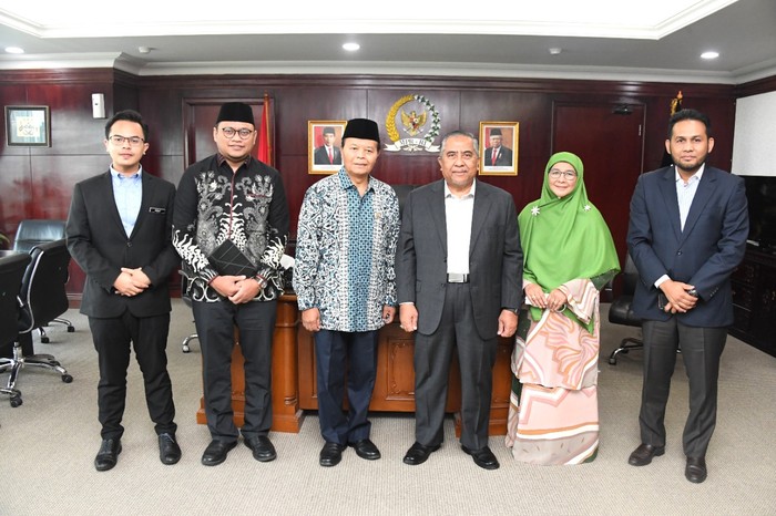 Wakil Ketua MPR RI Hidayat Nur Wahid (HNW) menerima kunjungan anggota parlemen Malaysia Dato Yahaya Bin Ali. Pertemuan dilakukan sebagai ajang silaturahmi dan juga menjalin hubungan parlemen antar kedua negara.