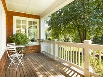 5 Ide Desain Teras Cantik Bak Kafe hingga Rumah Kaca