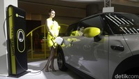 Untuk baterainya, MINI Electric meletakkan baterai berjenis Li-ion di bawah lantai mobil. Baterai tersebut berkapasitas 93,2 Ah dan 350,4 V atau sekitar 28,9 kWh.