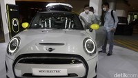 MINI Electric jadi lini elektrifikasi MINI pertama yang hadir secara resmi di Indonesia. Kabar kehadiran MINI Electric di pasar global sejatinya sudah cukup lama terdengar. Tepatnya pada akhir 2019 dan awal 2020 lalu, pabrikan mobil asal Inggris ini sudah santer terdengar akan meluncurkan MINI Electric.