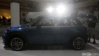 Klaimnya juga, MINI Electric ini dapat menempuh jarak 203 hingga 232 km dalam satu kali pengisian penuh. Selain itu, mobil listrik berukuran kompak ini diklaim dapat berlari hingga 150 km/jam.
