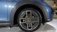 MINI Electric hadir dengan basis yang sama dengan MINI Cooper S 3-Door, tak heran dimensinya masih tergolong imut. Panjang total mobil ini hanya 3.850 mm, lebarnya 1.727 mm, dan tingginya hanya 1.432 mm. Sedangkan untuk jarak sumbu rodanya di 2.495 mm, dengan ground clearance 128 mm.
