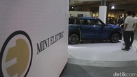 Selain tipe standar, MINI juga meluncurkan MINI Electric Collection. Mobil listrik nan ikonik dari MINI ini sudah resmi dijual oleh MINI Indonesia. Untuk harganya, MINI Electric dijual dengan harga Rp 945 juta dan MINI Electric Collection dengan harga 955 juta dalam status off the road. Menariknya, MINI memberikan garansi baterai untuk MINI Electric selama 8 tahun atau 100.000 KM.