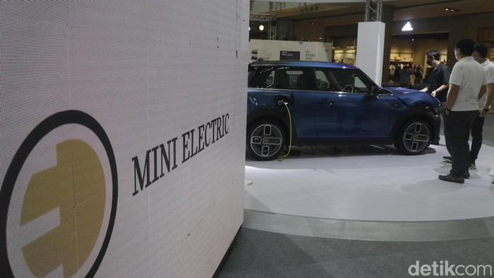 Ini Lho Mini Electric yang Mulai Mengaspal di Indonesia MINI Indonesia meluncurkan Mini Electric di Jakarta, Rabu (8/6/2022). MINI Electric mengusung motor listrik dengan kode IB1P25B.